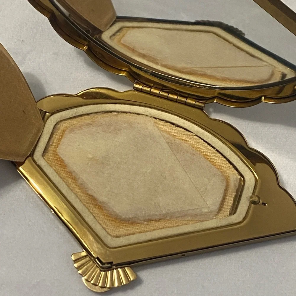 RARE 1940s Gold Henriette Mirror Compact with Etched Design - Picture 12 of 16